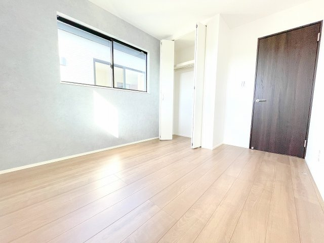 【洋室】 | 三芳町藤久保　新築一戸建住宅　全2棟　(ふじみ野店) | 5.0帖洋室：2面採光、アクセントクロスがかわいいクローゼット付きのお部屋です。