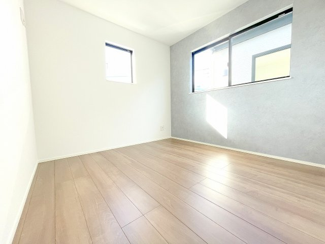 【洋室】 | 三芳町藤久保　新築一戸建住宅　全2棟　(ふじみ野店) | 5.0帖洋室：2面採光、アクセントクロスがかわいいクローゼット付きのお部屋です。