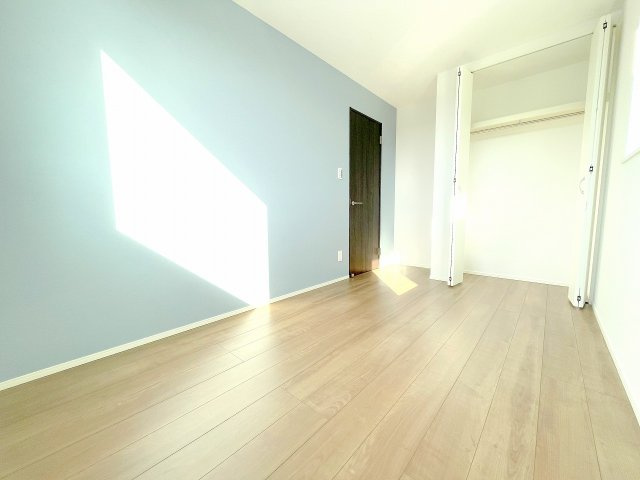 【洋室】 | 三芳町藤久保　新築一戸建住宅　全2棟　(ふじみ野店) | 5.1帖洋室：2面採光、アクセントクロスがかわいいクローゼット付きのお部屋です。