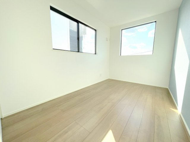 【洋室】 | 三芳町藤久保　新築一戸建住宅　全2棟　(ふじみ野店) | 5.1帖洋室：2面採光、アクセントクロスがかわいいクローゼット付きのお部屋です。