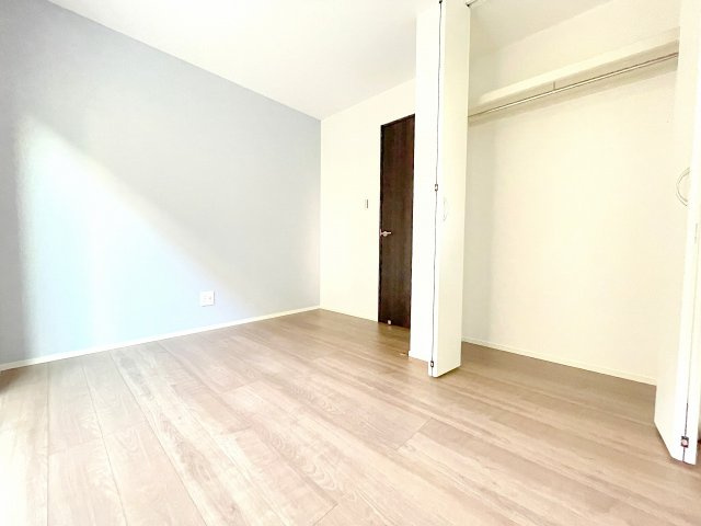 【洋室】 | 三芳町藤久保　新築一戸建住宅　全2棟　(ふじみ野店) | 4.7帖洋室：アクセントクロスがかわいいクローゼット付きのお部屋です。