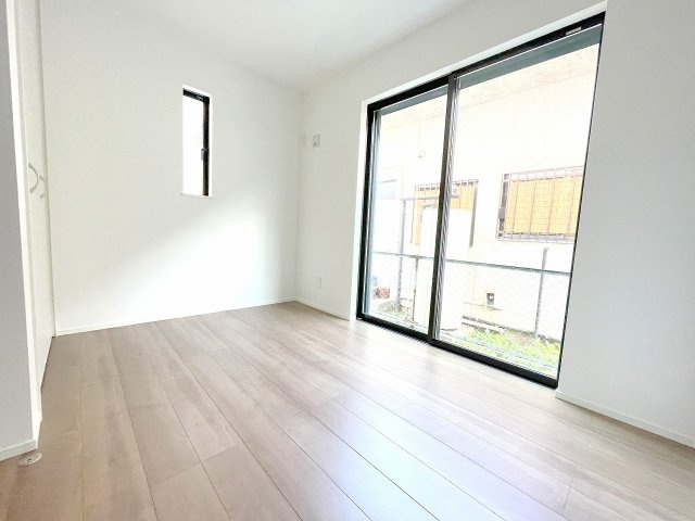 【洋室】 | 三芳町藤久保　新築一戸建住宅　全2棟　(ふじみ野店) | 4.7帖洋室：アクセントクロスがかわいいクローゼット付きのお部屋です。
