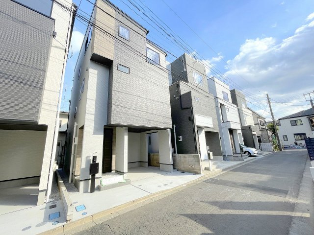 【前面道路含む現地写真】 | 三芳町藤久保　新築一戸建住宅　全2棟　(ふじみ野店) | 「鶴瀬」駅徒歩約13分、小学校・コンビニ・スーパー・ドラッグストア徒歩圏内の充実した周辺環境。