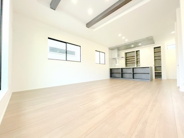 【居間・リビング】 | 三芳町藤久保　新築一戸建住宅　全2棟　(ふじみ野店) | 収納豊富な4LDK（リビング収納、造作食器棚、洗面所リネン庫、廊下収納、全居室クローゼット、シューズクローク、床下収納）