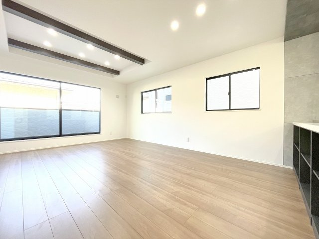 【居間・リビング】 | 三芳町藤久保　新築一戸建住宅　全2棟　(ふじみ野店) | 窓が大きく、採光・風通し良好なリビング。