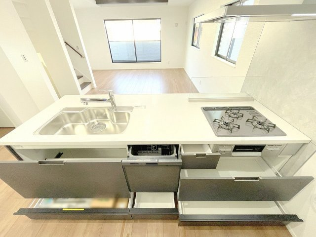 【キッチン】 | 三芳町藤久保　新築一戸建住宅　全2棟　(ふじみ野店) | 開放的なフルフラットキッチン、浄水機・食器洗浄機付きのシステムキッチンです。