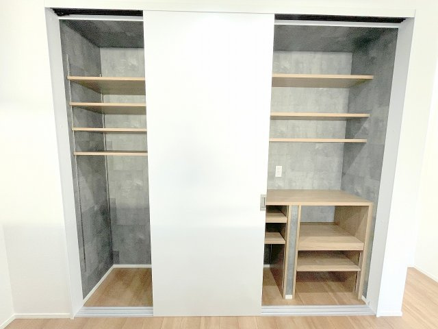 【キッチン】 | 三芳町藤久保　新築一戸建住宅　全2棟　(ふじみ野店) | 食品や食器の収納に便利な造作食器棚、壁一面の収納で買いだめをしても安心です♪
