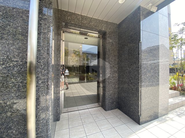 東大阪市上小阪１丁目の賃貸マンションのエントランス