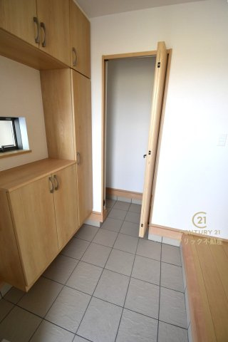 ハートフルタウン 　ひたちなか市足崎1474番　Aの玄関|シューズボックスの扉の中は可動棚ですので、しまいたいものに合わせて高さを自由に変えることができます。写真奥はSICです。防災用品、スポーツ用品等を置くのもいいですね。