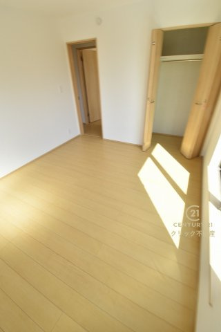 ハートフルタウン 　ひたちなか市足崎1474番　Aの洋室|折戸を開くと壁面クローゼット。衣類が横一列に並ぶためひと目で洋服が選びやすい！衣類をたくさんお持ちの方もスッキリ片付きます♪