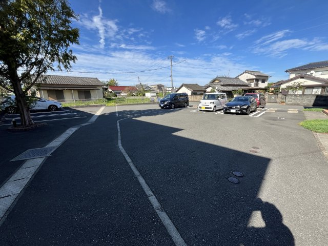 D-ROOMハピネス B棟の駐車場