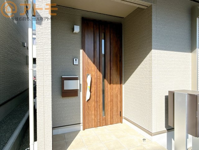 【玄関】 | 清水区北矢部町一丁目　新築戸建　3号棟 | 落ち着いた色合いの玄関はダブルロックで防犯性に優れた仕様になっています♪