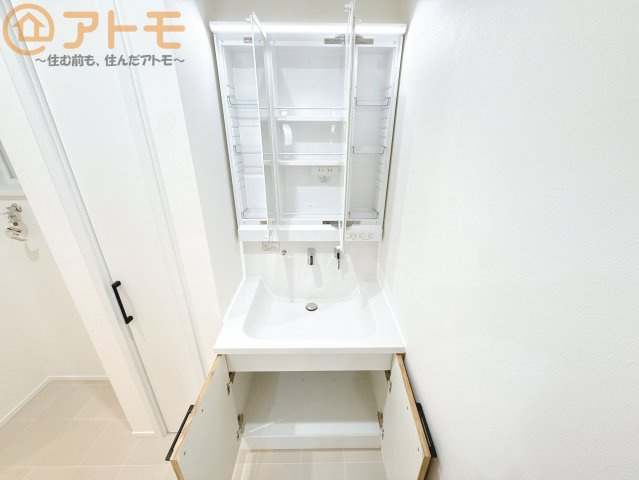 【独立洗面台】 | 清水区北矢部町一丁目　新築戸建　3号棟 | 三面鏡の中は収納になっているため、スッキリとした洗面台を保つことができます♪