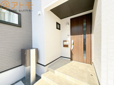 【玄関】 | 清水区北矢部町一丁目　新築戸建　1号棟 | 落ち着いた色合いの玄関はダブルロックで防犯性に優れた仕様になっています♪