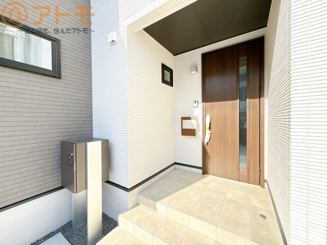 【玄関】 | 清水区北矢部町一丁目　新築戸建　1号棟 | 落ち着いた色合いの玄関はダブルロックで防犯性に優れた仕様になっています♪