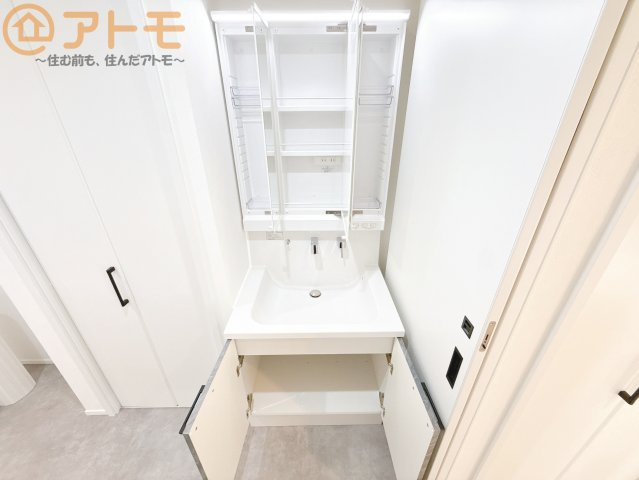 【独立洗面台】 | 清水区北矢部町一丁目　新築戸建　1号棟 | 三面鏡の中は収納になっているため、スッキリとした洗面台を保つことができます♪