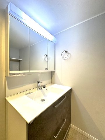 秀和亀戸天神橋レジデンスの独立洗面台|明るい洗面スペースは、使いやすさを徹底的に追求した設計です。忙しい朝も快適に自然と笑顔がこぼれる心地よいひとときを叶えます。毎日の身支度がスムーズに整う、家族みんなに優しい空間です。