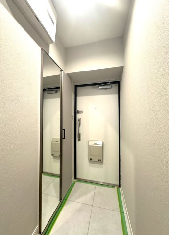 秀和亀戸天神橋レジデンスの玄関|落ち着いたデザインと広々とした空間が調和する玄関は、住まう人を温かく迎え入れます。毎日の出発と帰宅を心地よく包み込み、日常に上質なひとときをもたらしてくれる場所です。