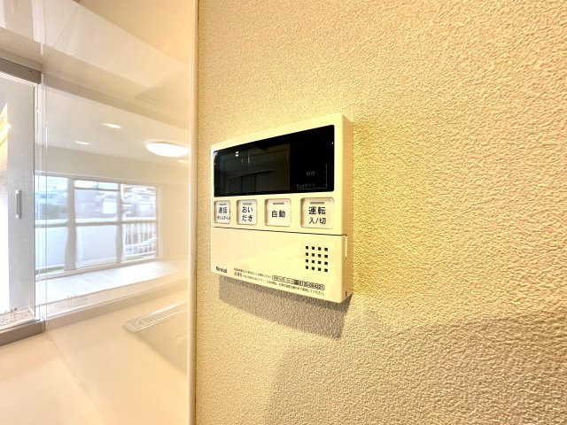 秀和亀戸天神橋レジデンスの防犯設備|ワンタッチ操作でお湯張りや追い焚きができるオートバスは、忙しい日々の中でも快適なバスタイムをサポート。湯温の調整や保温も自動で行えるため、いつでもちょうどいい温かさのお風呂が待っています。