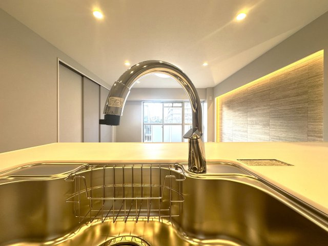 秀和亀戸天神橋レジデンスのキッチン|浄水機能付きの水栓は、安心でおいしい水がすぐ使える便利な設備。ハンドシャワーで使い勝手もよく、毎日の家事が快適になります。使い勝手と衛生面を両立した設計が、毎日の家事に小さな心地よさと楽しさをプラス。