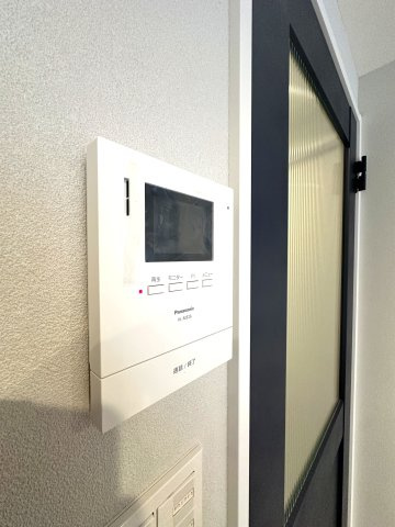 秀和亀戸天神橋レジデンスの防犯設備|リビングから来訪者の姿をしっかり確認できるモニター付きインターホンは、防犯性はもちろん、急な来客にも安心して対応できる心強い設備。ご家族の安全と安心な暮らしをそっと支えてくれます。