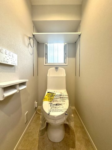 秀和亀戸天神橋レジデンスのトイレ|最新設備を備えたトイレは、快適性とスタイリッシュさを兼ね備えた空間。清潔感のある美しい内装とすっきりとしたデザインが、暮らしに心地よさをプラス。清潔・快適・美しさが調和した、上質なトイレ空間です。