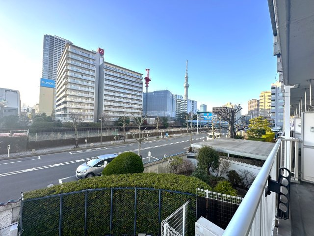 秀和亀戸天神橋レジデンスの展望|スカイツリーを望む景色が、ただの風景ではなく“暮らしの一部”になる住まい。窓の向こうに広がる空や街並みが、毎日に彩りと深呼吸をくれる、そんな豊かさがここにはあります。
