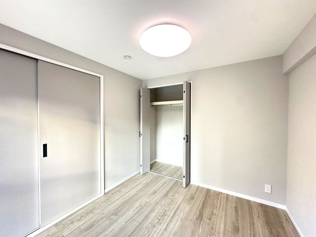 秀和亀戸天神橋レジデンスの洋室|家具のレイアウトも自由自在な洋室は、暮らす人のスタイルに寄り添える柔軟な一部屋。毎日をより快適に、自分らしく過ごせる場所です。