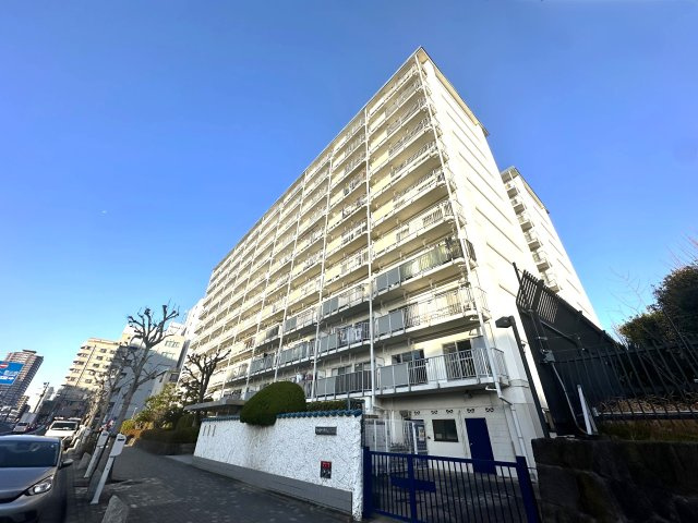 秀和亀戸天神橋レジデンスの外観|控えめながらも洗練されたフォルムが、街並みに自然と溶け込みます。ほどよい高さと落ち着きのある佇まいが、住まう人に安心感と静かな誇りをもたらします。不動産