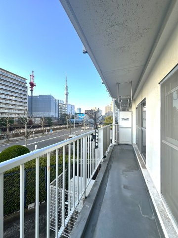 秀和亀戸天神橋レジデンスのバルコニー|やわらかな風がそっと頬をなで、空の広がりが日常を包み込むバルコニー。朝の光に目を細めたり、夕暮れの空にひと息ついたり──心がほどけるひとときが、ここにはあります。