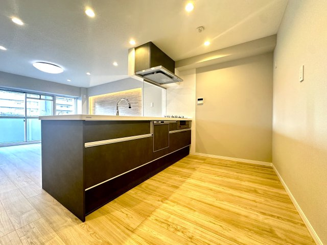 秀和亀戸天神橋レジデンスのキッチン|毎日の料理が楽しくなる、機能的でスタイリッシュなキッチン。収納も豊富で、すっきりとした空間を保ちながら、家族との会話が自然と生まれる心地よい場所です。