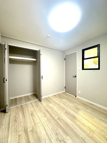 秀和亀戸天神橋レジデンスの洋室|クローゼットを備えた機能的な洋室。収納力に優れ、すっきりと整った空間を保ちやすく、住まい全体の心地よさを高めてくれます。日比谷線