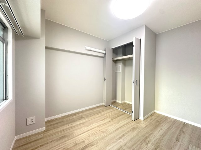 秀和亀戸天神橋レジデンスの洋室|静かに流れる時間とやわらかな光のグラデーションに包まれる洋室。ここは暮らす人の感性をそっと受け止め、毎日を美しく彩る特別な空間です。