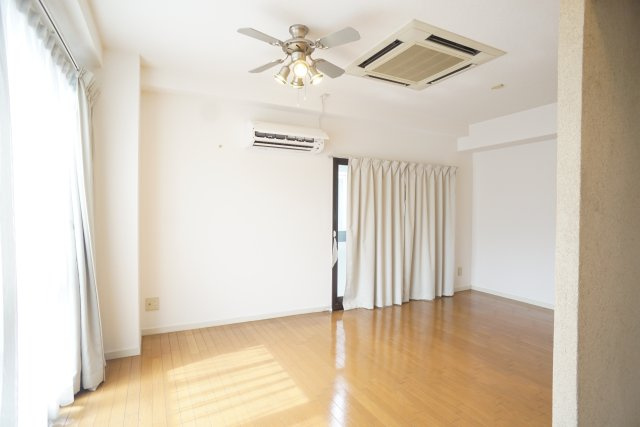 アメイズライフ宝塚の居間・リビング