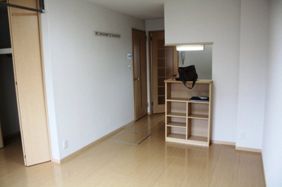 【居間・リビング】 | エルフハイムかづみB | 居間です