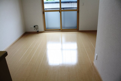 【居間・リビング】 | エルフハイムかづみB | こちらのリビングで趣味の時間をお楽しみください