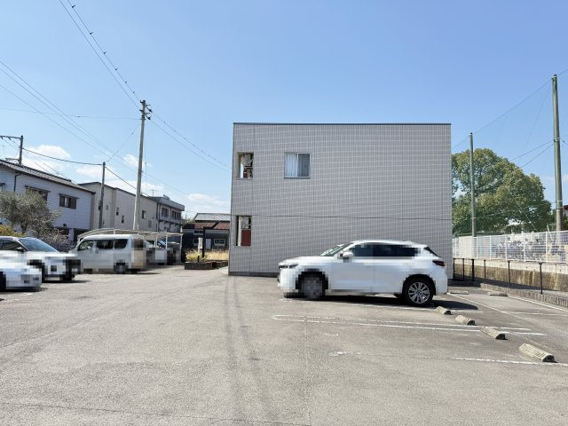 ロココ・モダン舞高の駐車場