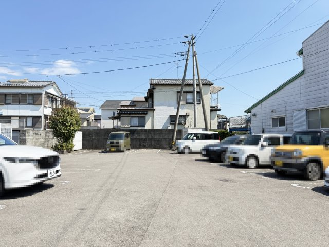 ロココ・モダン舞高の駐車場