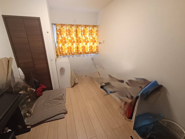 西条市下島山甲2055-87　中古戸建の洋室|各洋室には機能的な収納が完備されており、居住スペースを最大限に広く使えます。複層ガラスが室温を一定に保つため、夏も冬も快適。お子様の学習部屋や趣味の拠点として、静かで集中できる環境が整っています。