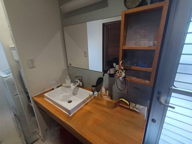 西条市下島山甲2055-87　中古戸建の洗面所|ワイドな鏡と豊富な収納を備えた洗面化粧台。朝の忙しい時間帯も、家族がスムーズに身支度を整えられる広さがあります。2020年築の新しい設備が、日々のルーティンをよりスマートにアップデートします。