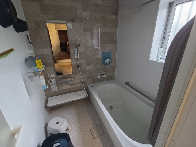 西条市下島山甲2055-87　中古戸建の浴室|1坪以上のゆとりある浴室ユニット。2020年築の最新設備は保温性も高く、一日の終わりに極上のリラックスを提供します。足を伸ばして浸かれる浴槽で、日々の疲れをリセットする贅沢な時間を過ごせます。