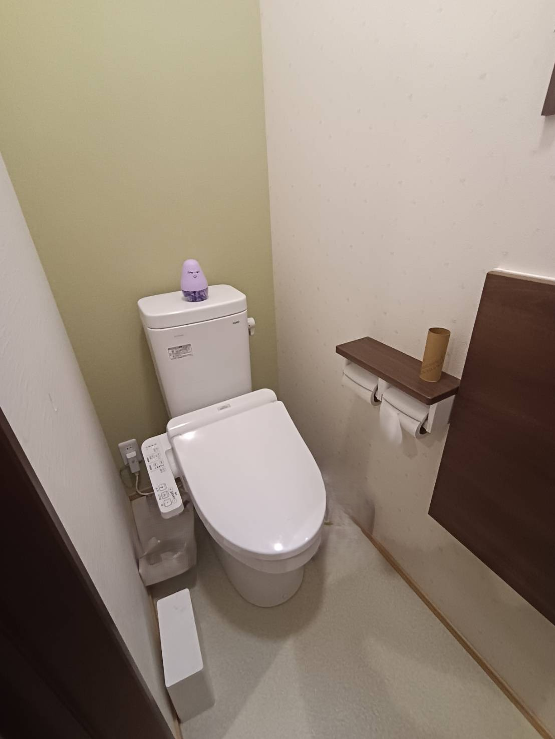 西条市下島山甲2055-87　中古戸建のトイレ|毎日使う場所だからこそ、清潔感と機能性を重視しました。2020年築の設備は、汚れが付きにくく洗浄力も高いため、常に衛生的な状態を維持できます。コンパクトながらも収納を備えた、使い勝手の良い空間です。