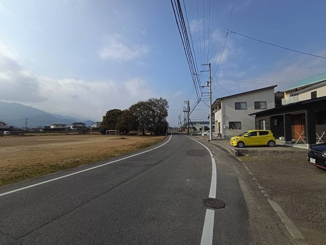 西条市下島山甲2055-87　中古戸建の前面道路含む現地写真