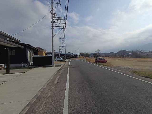 西条市下島山甲2055-87　中古戸建の前面道路含む現地写真