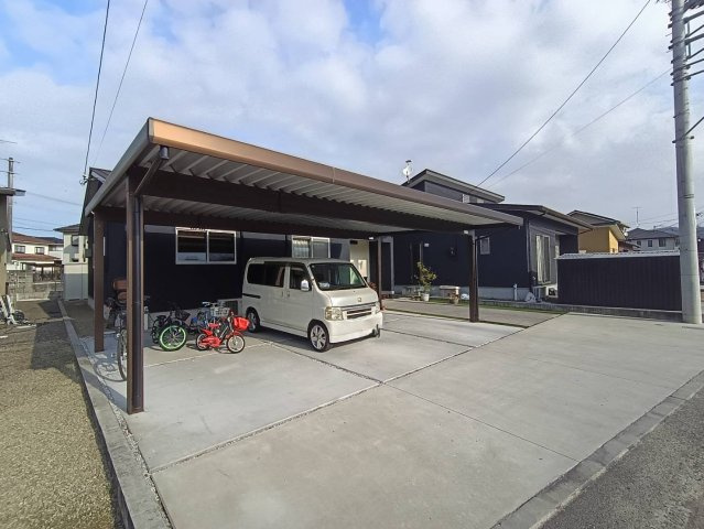 西条市下島山甲2055-87　中古戸建の外観|駐車3台以上を可能にする広々とした外構が特徴です。287平米超の土地があるからこそ叶った、建物と庭の美しいバランス。最新のサイディングやサッシが建物の美しさを保ち、永く愛着を持てる住まいです。