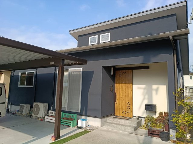 西条市下島山甲2055-87　中古戸建の外観|2020年築のモダンで洗練された佇まい。