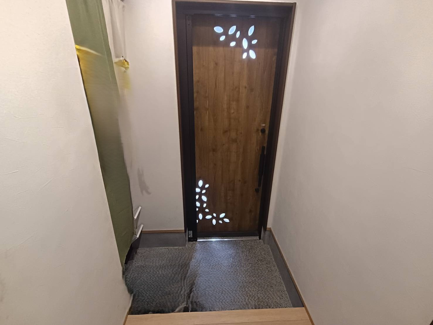 西条市下島山甲2055-87　中古戸建の玄関|86坪超の敷地を活かした、ゆとりある玄関アプローチが魅力です。段差を抑えた設計が家族の安心を支える工夫が随所に。毎日使う場所だからこそ、使いやすさと美しさを追求したこだわりの空間です。