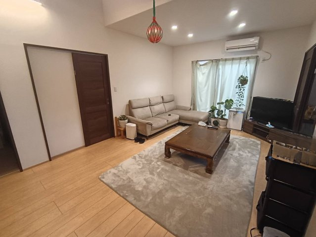 西条市下島山甲2055-87　中古戸建の居間・リビング|南側道路に面した立地を活かし、明るさとプライバシーを両立。和室と繋げることで、より広々とした大空間としても活用可能です。複層ガラスの効果で外の音が気にならず、静かな環境で団らんを楽しめます。