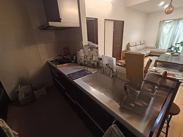 西条市下島山甲2055-87　中古戸建のキッチン|IHクッキングヒーター搭載のシステムキッチンは、フラットな天板でお手入れもサッと拭くだけ。火を使わない安心感の中で、18畳超のLDKを見渡しながら、家族との時間を大切に料理を楽しめます。