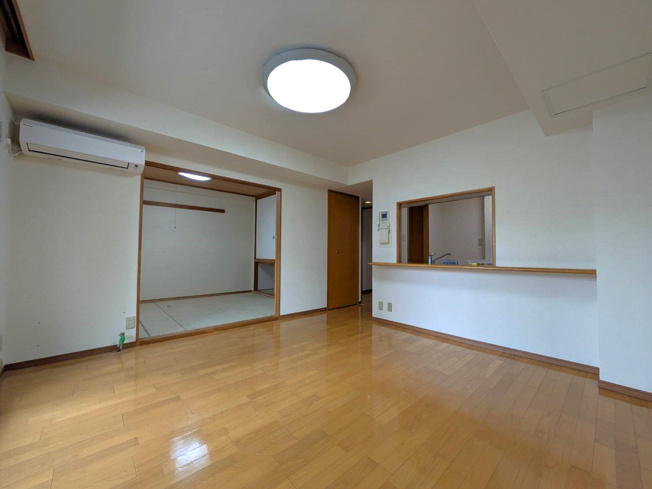 【居間・リビング】 | パシフィック近代美術館前